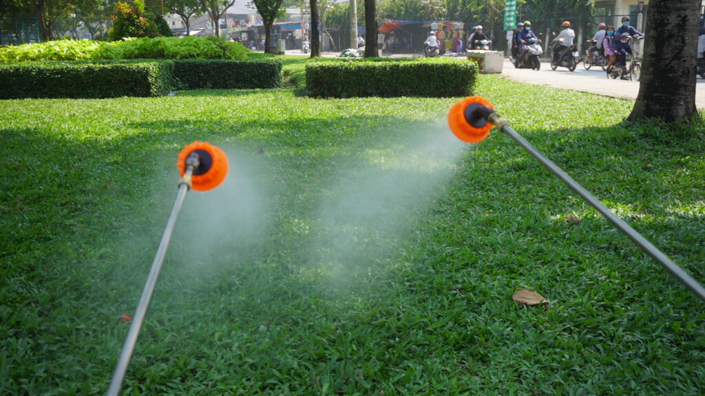 Bình xịt điện TAKYO TK 16 khi xịt vòi hoa sen