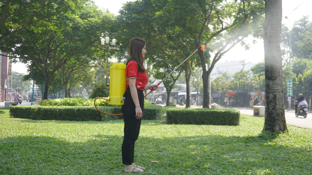 Bình xịt điện TAKYO TK 16 có dây đeo dày êm vai không gây mỏi vai
